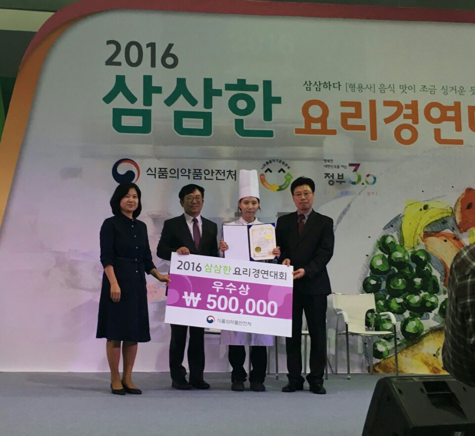 식품의약품안전처장상 수상 기념사진 1.jpg